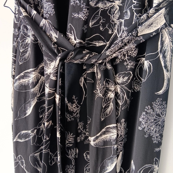 NEW White House Black Market Jacquelyn Floral Black Jumpsuit Crop Chain Detail 8 - Picture 5 of 16